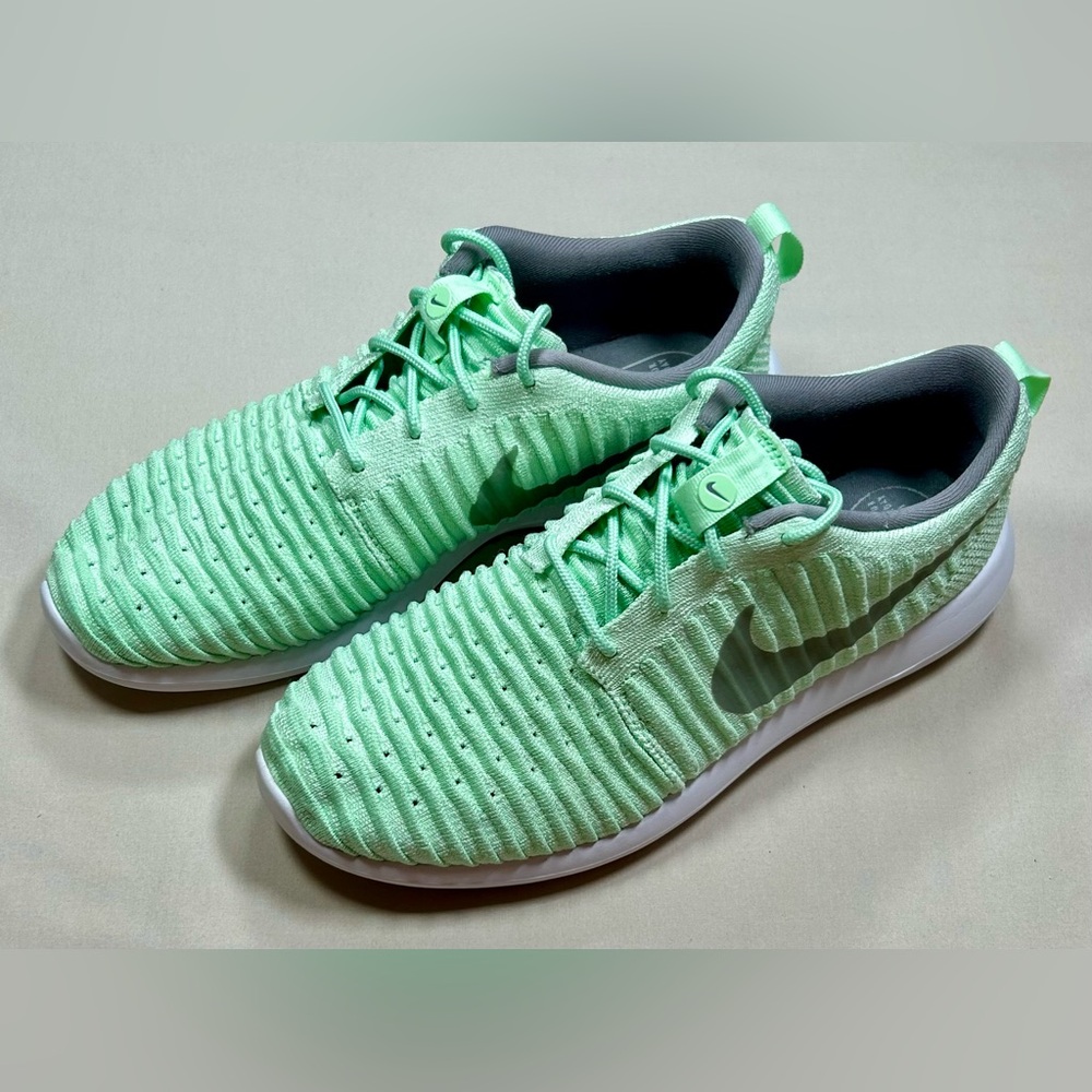 Nike Roshe Two Flyknit Womens 8.5 Running Shoes Mint Green / Ghost Green